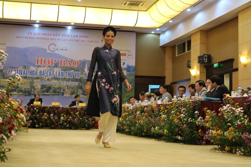Lần đầu tiên tơ lụa Lâm Đồng được tôn vinh trong Festival hoa Đà Lạt - 1 Tơ lụa Bảo Lộc- Lâm Đồng được giới thiệu trong buổi họp báo Festival hoa Đà Lạt lần VI
