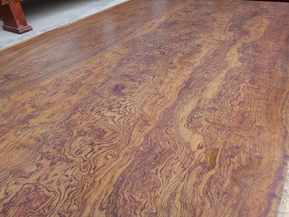 Theo nhiều người sành chơi, để làm ra được chiếc phản có kích thước lớn như thế này, cây gỗ phải có tuổi đời ít nhất 500 năm tuổi.