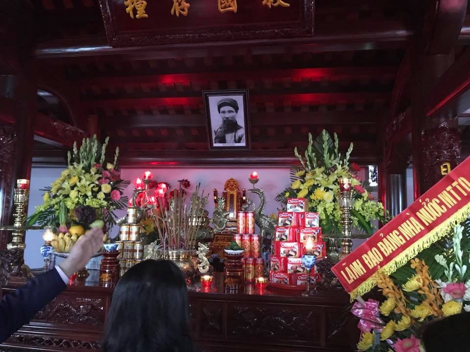 Xứ Nghệ tự hào chí sỹ yêu nước kiệt xuất Phan Bội Châu - 4 Thắp hương tưởng nhớ chí sĩ yêu nước Phan Bội Châu.