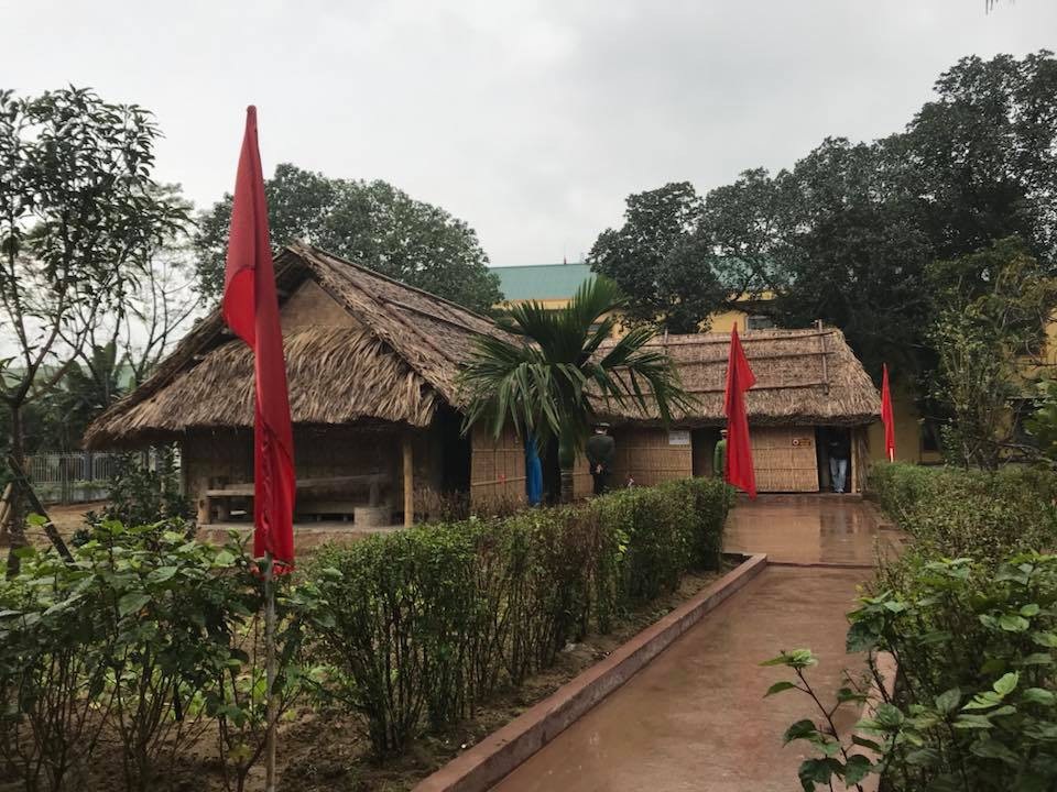Xứ Nghệ tự hào chí sỹ yêu nước kiệt xuất Phan Bội Châu - 1 Hai ngôi nhà tranh do cụ Phan Văn Phổ - thân sinh cụ Phan Bội Châu dựng vào năm 1860. Mỗi nhà đều có 3 gian, 4 mái, 2 hồi. 2 ngôi nhà có diện tích lần lượt là 46,11m2 và 42,32m2.