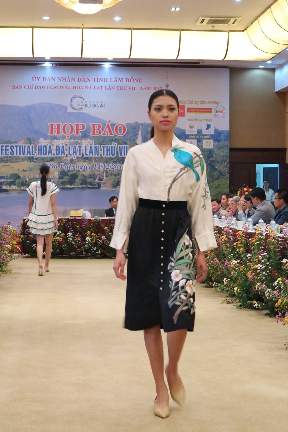 Lần đầu tiên tơ lụa Lâm Đồng được tôn vinh trong Festival hoa Đà Lạt - 2 Lần đầu tiên tơ lụa Lâm Đồng được tôn vinh trong Festival hoa Đà Lạt - 2