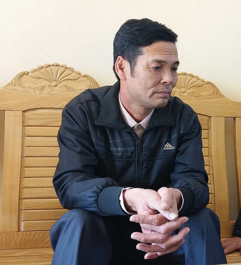 Hàng trăm người “vây” trụ sở xã suốt một ngày phản đối công an bắt người - 6 Theo ông Nguyễn Trung Văn, Chủ tịch UBND xã, chính ông và Trưởng công an xã đã phải xin lỗi ông Cao cùng người dân về việc còng tay