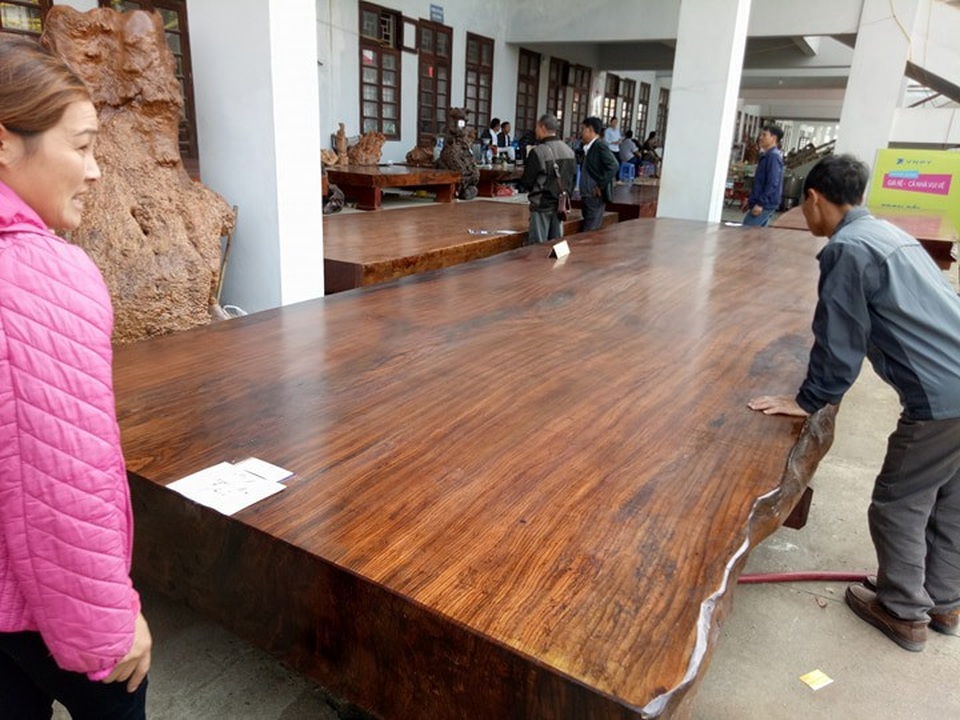 Một sập gỗ mun hoa có chiều dài hơn 7m, rộng 3m, có giá 1,6 tỷ VNĐ. Đây được xem là một trong những chiếc sập gỗ có kích thước “khủng” nhất được trưng bày tại triển lãm lần này.