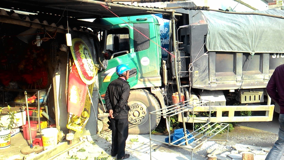 Và chỉ dừng lại khi suýt đâm sập nhà dân.