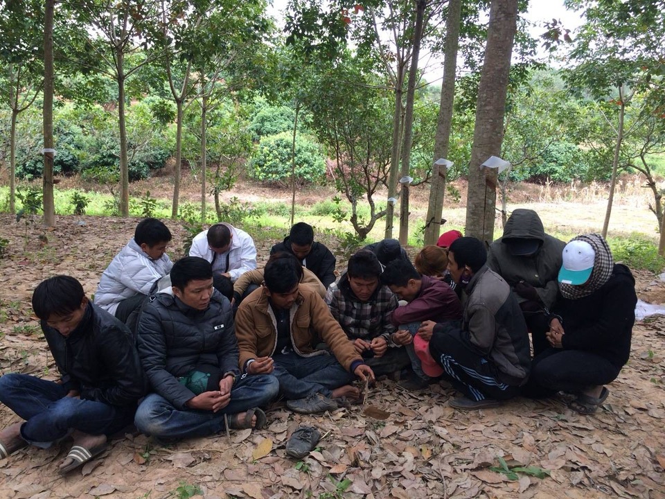 Bắt quả tang ổ bạc “khủng” trong rẫy cà phê - 1 Các đối tượng bị bắt quả tang khi đánh bạc (ảnh H.H)