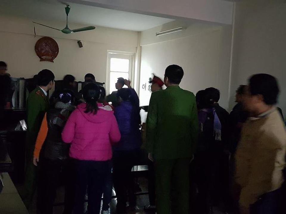 Kỳ án giữa thủ đô: Người dân la hét, phản đối sau khi HĐXX tuyên án! - 2 Kỳ án giữa thủ đô: Người dân la hét, phản đối sau khi HĐXX tuyên án! - 2