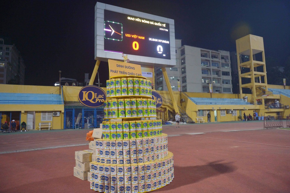 U23 Việt Nam 2-3 Ulsan Hyundai: Văn Toàn, Đức Chinh ghi bàn - 8
Sân Hàng Đẫy vắng khán giả trước khi trận đấu diễn ra
