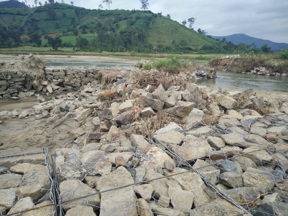 Đập tràn bị vỡ do ảnh hưởng của trận mưa lũ vừa qua