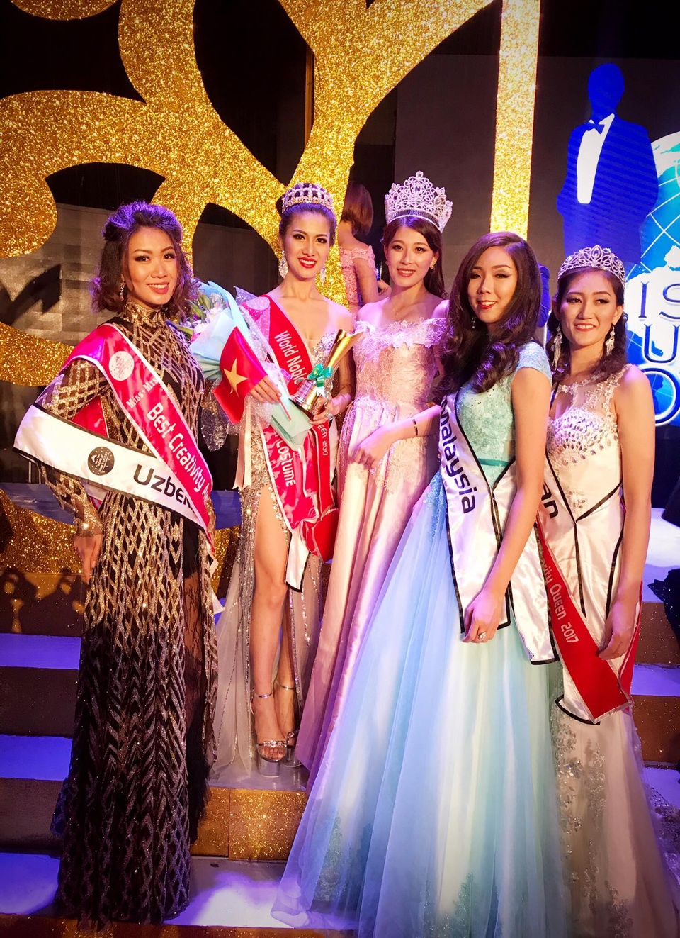 Tân Hoa hậu chụp ảnh với các thí sinh lọt top.