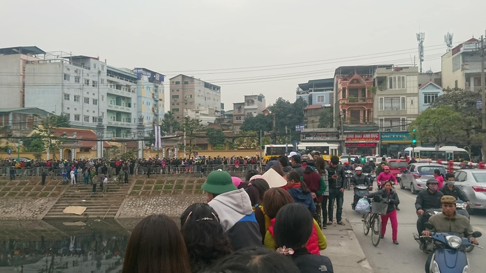 Hà Nội: Phát hiện thi thể nổi trên sông Tô Lịch - 4
Rất đông người dân tập trung gần hiện trường khiến giao thông ùn ứ.