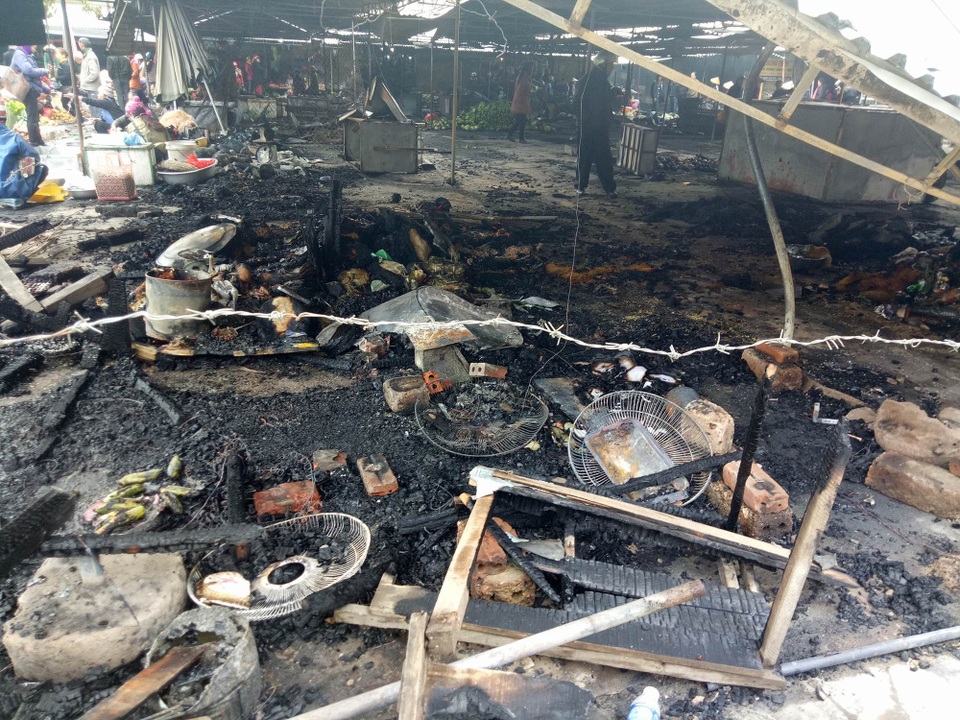 Chợ thị trấn bùng cháy lúc nửa đêm, tiểu thương trắng tay trước tết - 11
