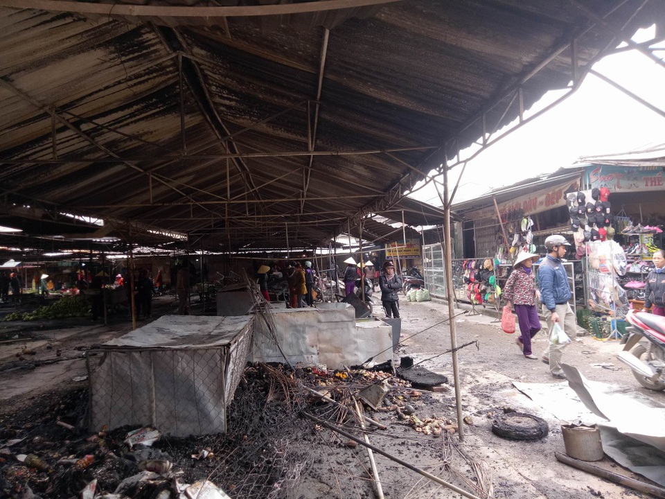 Toàn bộ khu vực các loại hàng hóa như hoa quả, vàng mã ... bị ngọn lửa thiêu rụi. Hiện con số thiệt hại vẫn đang được cơ quan chức năng thống kê.