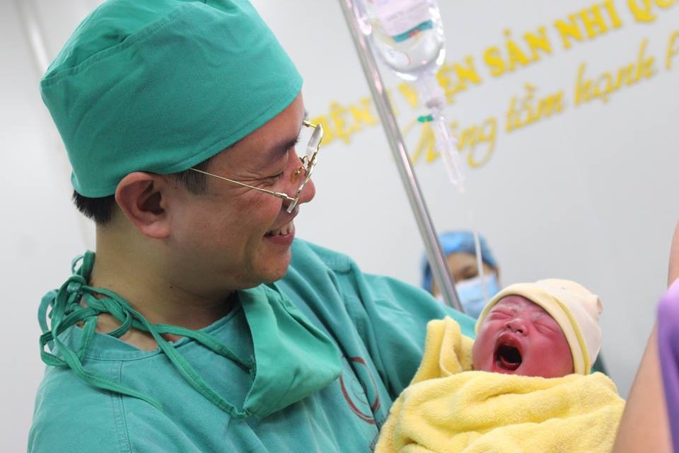 Em bé IVF đầu tiên tại Bệnh viện Sản Nhi Quảng Ninh - 2 Niềm vui của các bác sĩ khi thực hiện thành công phương pháp thụ tinh trong ống nghiệm