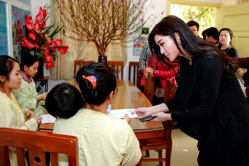 Á hậu Huyền My bật khóc khi đi từ thiện ngày giáp Tết - 8 Năm qua là một năm cực kỳ thành công với Á hậu Huyền My trên nhiều lĩnh vực khi cô trở thành gương mặt đại sứ của rất nhiều nhãn hàng, làm mới bản thân trong vai trò MC của chương trình ‘Bữa trưa vui vẻ’, nhận lời tham gia nhiều dự án phim ảnh đầy hứa hẹn và ghi dấu ấn trong các hoạt động từ thiện, đặc biệt là chuyến đi ba tỉnh miền Trung mang theo hàng cứu trợ cho bà con vùng lũ.