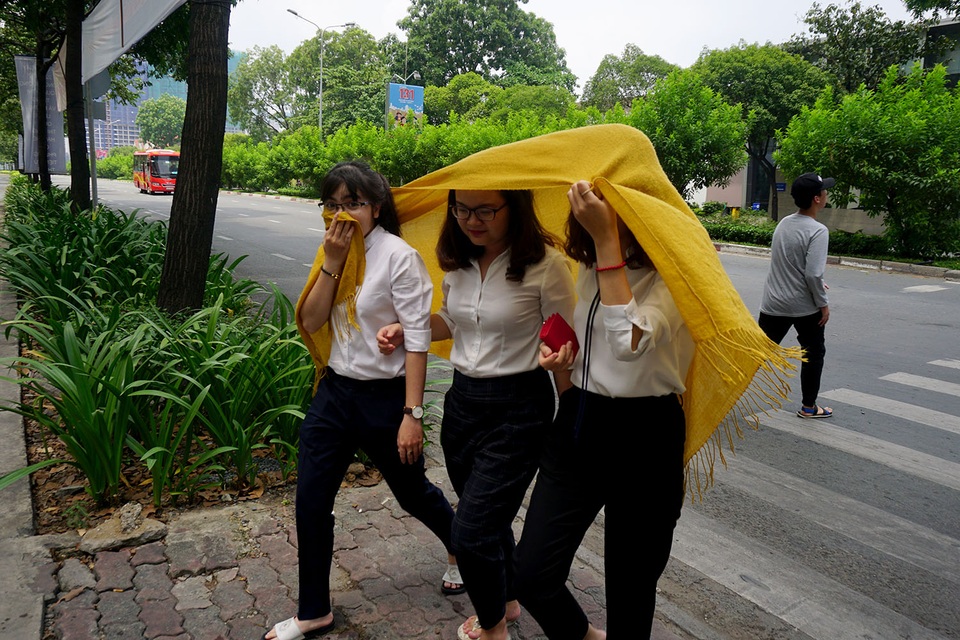 Người Sài Gòn tìm đủ cách “trốn” nóng - 6 Các nhân viên văn phòng trên đường Tôn Đức Thắng dùng khăn che khi đi ra ngoài.