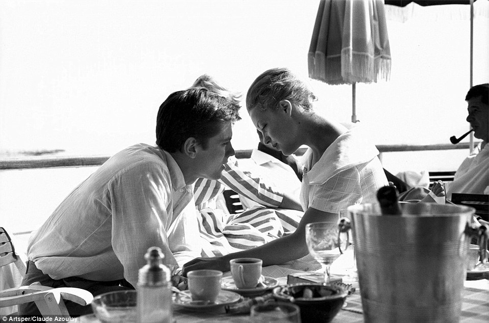 Cặp đôi diễn viên Alian Delon và Romy Schneider trong một khoảnh khắc ngọt ngào bên bờ biển ở Cannes năm 1959.