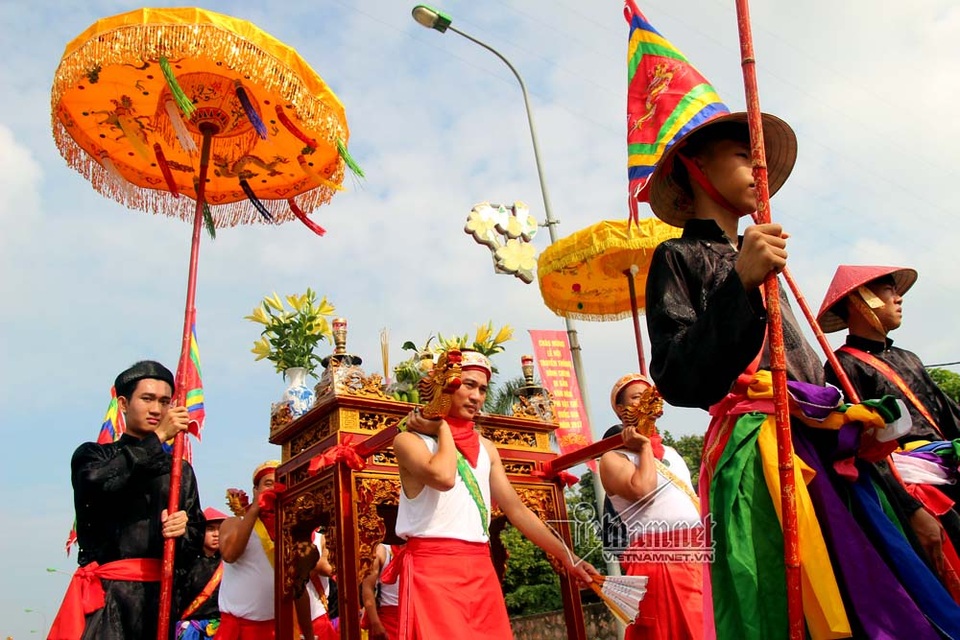 Trai Hà Nội mặc váy rước nước trên sông Hồng - 1 Đoàn rước kiệu tái diễn Đức Thánh Chèm ra trận