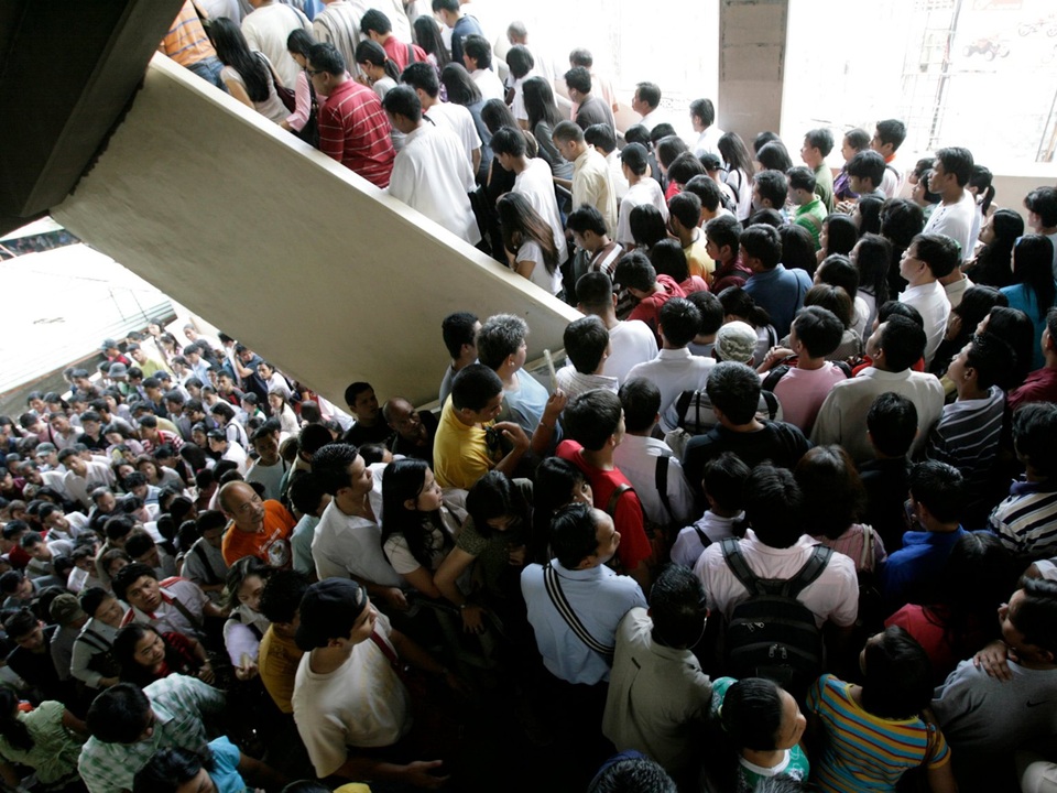 Tỉ lệ sinh nở ở thành phố Manila trung bình ở mức 3,1 trẻ/phụ nữ. Các chuyên gia dự đoán rằng dân số thành phố sẽ tăng gấp đôi vào trước năm 2025, mặc dù có rất nhiều mối lo ngại rằng cơ sở hạ tầng của Manila không thể đáp ứng được mức độ gia tăng dân số chóng mặt như vậy.