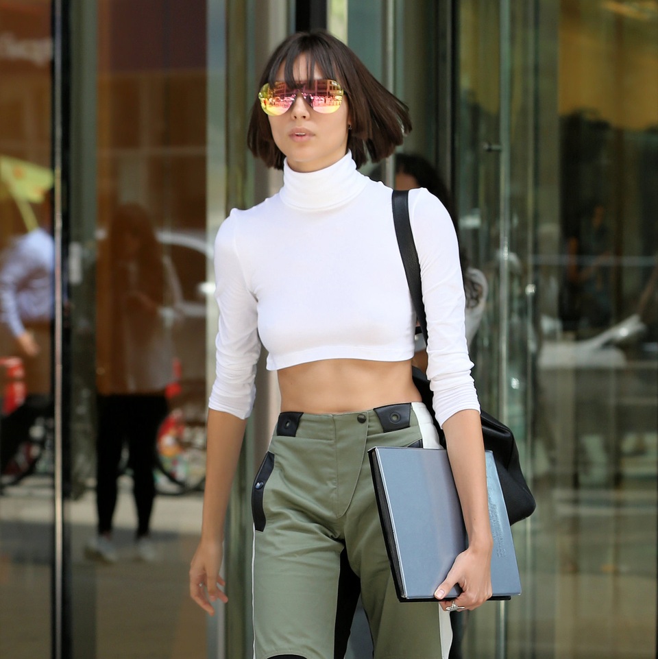 Người mẫu Charlee Fraser phá vỡ mọi quy tắc an toàn khi mặc một chiếc áo crop top màu trắng cổ cao kết hợp với quần khaki. Vẻ đẹp mà Fraser hướng tới là sự khỏe khoắn và cá tính, đương nhiên, cô vẫn khoe ra được vòng eo thon gọn, săn chắc. Fraser mang theo một cuốn sách ảnh với những bức hình đẹp nhất của mình.