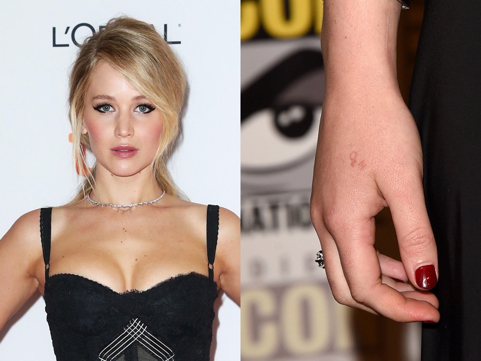 Nữ diễn viên Jennifer Lawrence có một hình xăm “H2O” nhỏ xíu ở trên bàn tay. Nữ diễn viên có hình xăm này một cách hoàn toàn ngẫu hứng khi đang đi chơi với bạn bè. Nói về hình xăm duy nhất mà mình sở hữu, Jennifer từng chia sẻ: “Hình xăm này không giống như một hình xăm đích thực. Nó có màu rất tự nhiên và không hề phá cách”.