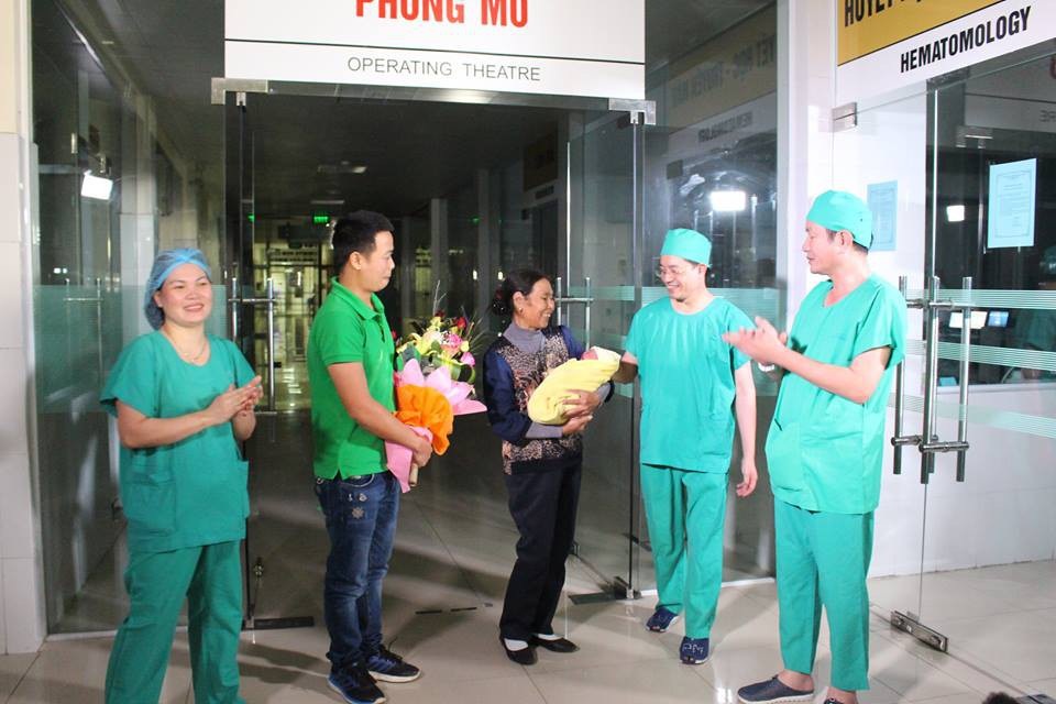 Em bé IVF đầu tiên tại Bệnh viện Sản Nhi Quảng Ninh - 3 Gia đình cảm ơn các y, bác sĩ