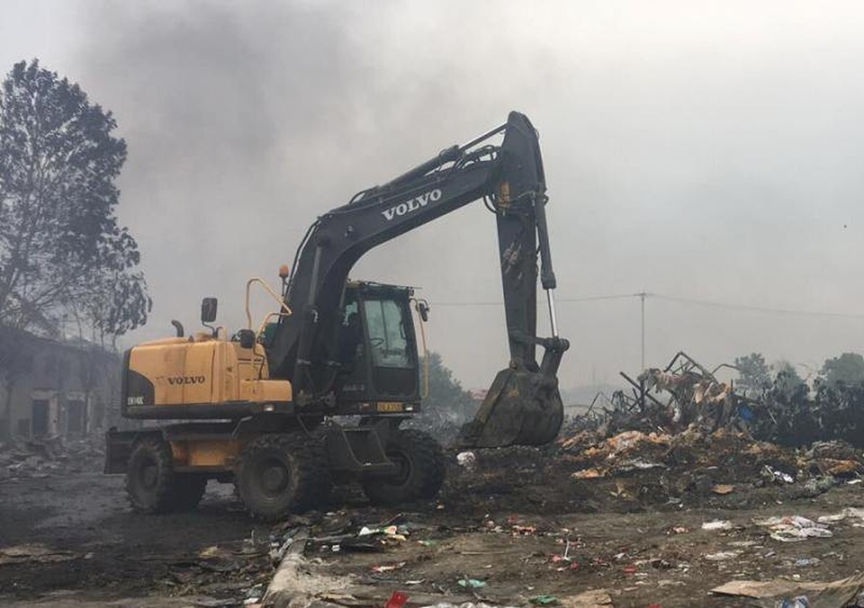 Vụ cháy cơ sở sản xuất bánh kẹo: Đã tìm thấy thi thể một nạn nhân - 4 Máy múc cỡ lớn đã được huy động tham gia tìm kiếm nạn nhân mắc kẹt