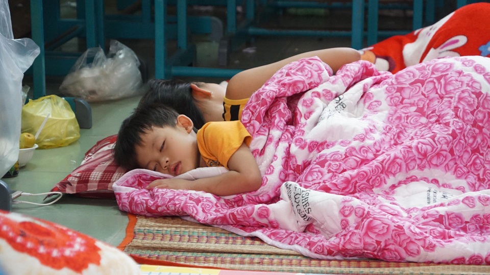 Bão suy yếu, Cần Giờ, Côn Đảo vẫn bình yên - 9
Những đứa trẻ yên giấc tại nơi tránh bão