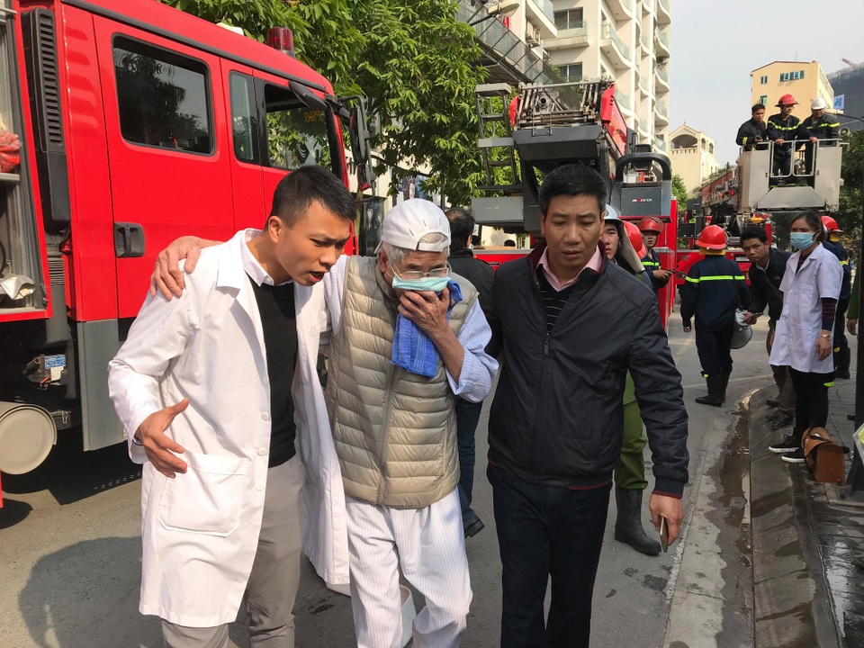 Hà Nội: Cháy lớn tại chung cư trên đường Hoàng Hoa Thám - 1
Một cụ ông được giải cứu.