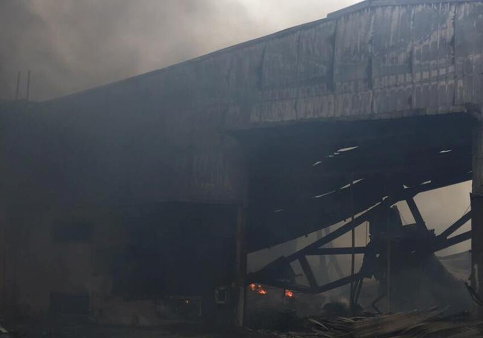 Vụ cháy cơ sở sản xuất bánh kẹo: Đã tìm thấy thi thể một nạn nhân - 6 Việc tiếp cận hiện trường vụ cháy đang gặp nhiều khó khăn do lửa chưa tắt hoàn toàn