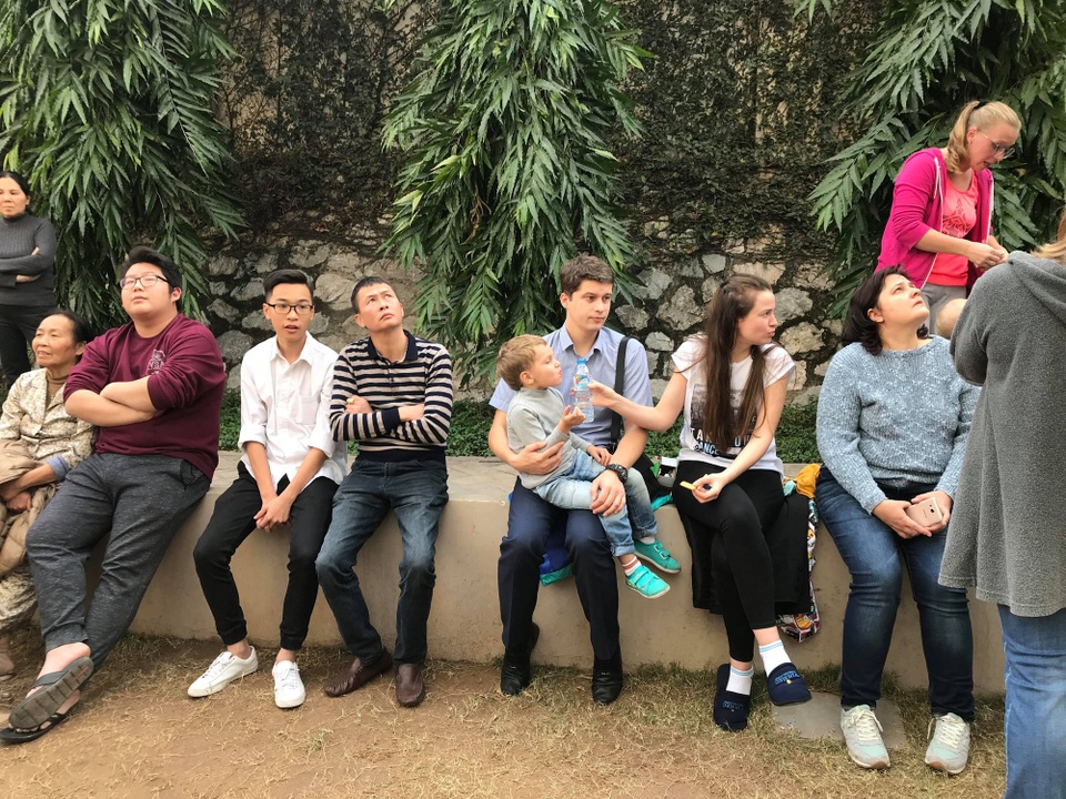 Hà Nội: Cháy lớn tại chung cư trên đường Hoàng Hoa Thám - 2
Những người nước ngoài sống trong tòa chung cư sơ tán chạy hỏa hoạn.