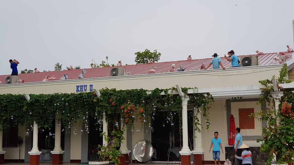 Người Sài Gòn, miền Tây chống bão - 6
Người dân Cà Mau chằng chống nhà cửa chiều ngày 25/12. (Ảnh: Phạm Tâm)
