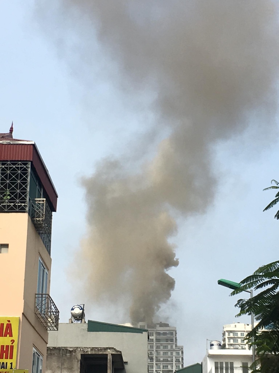 Hà Nội: Cháy lớn tại chung cư trên đường Hoàng Hoa Thám - 6
(Ảnh: Châu Như Quỳnh)