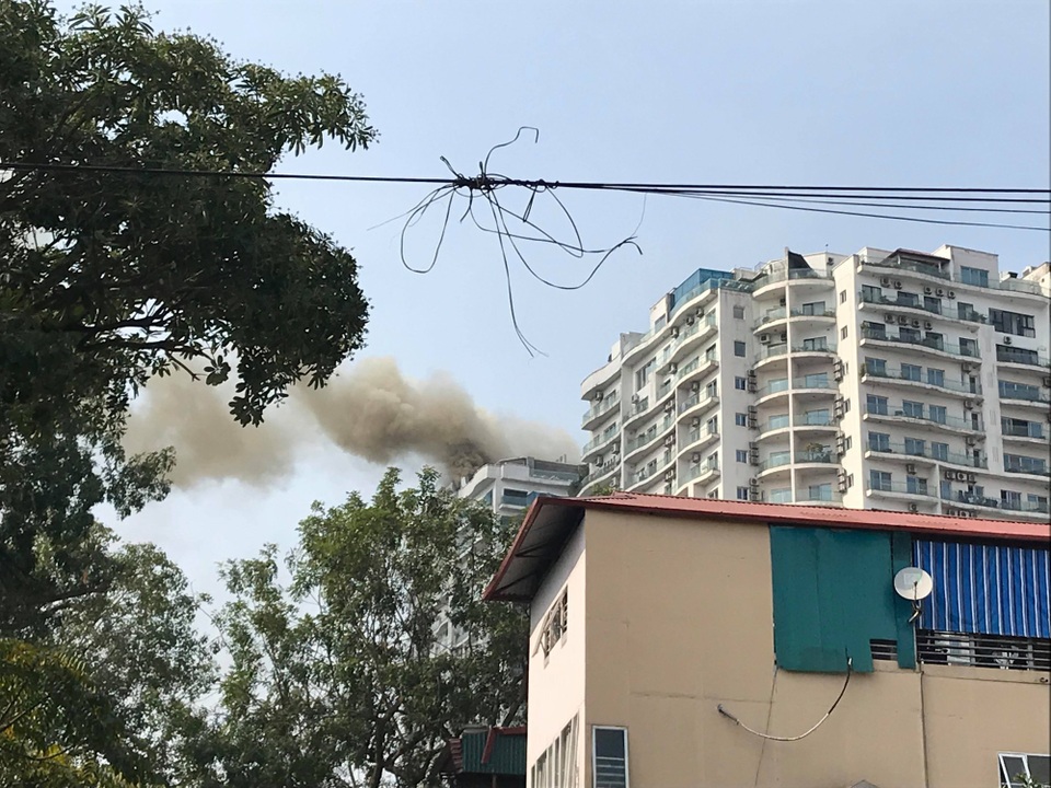 Hà Nội: Cháy lớn tại chung cư trên đường Hoàng Hoa Thám - 7 Hà Nội: Cháy lớn tại chung cư trên đường Hoàng Hoa Thám - 7