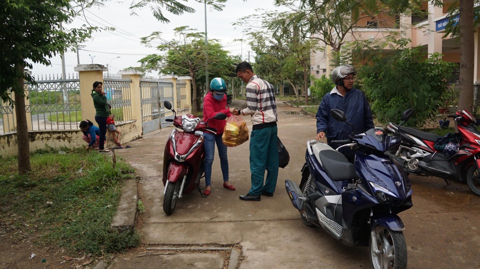 Bão suy yếu, Cần Giờ, Côn Đảo vẫn bình yên - 4 Cán bộ cơ sở chạy khắp nơi để lo từng bữa ăn cho người dân tại các điểm trú bão