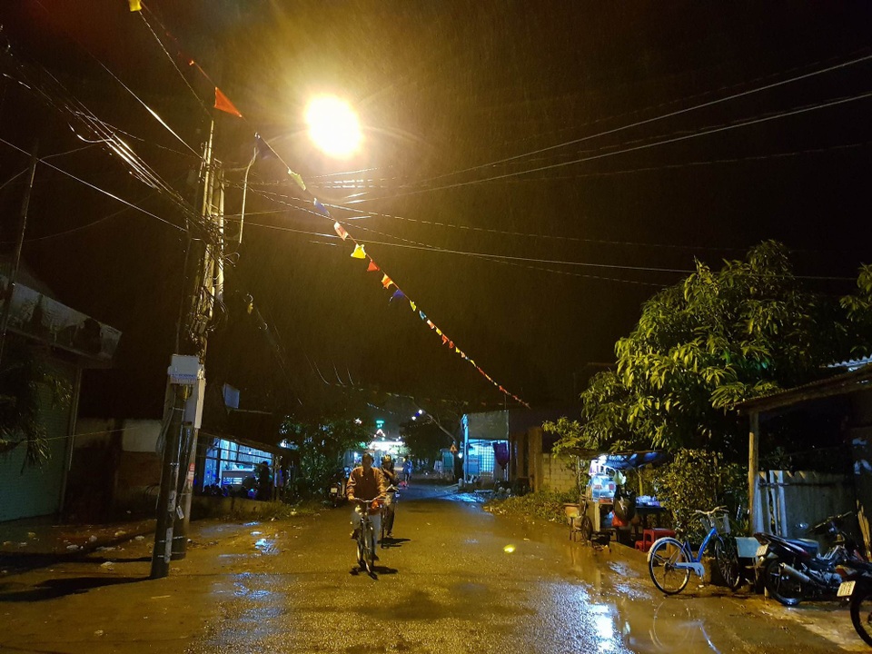 Bão số 16 suy yếu, nhịp sống Cần Giờ trở lại bình thường - 3 Người dân đã đi lại bình thường