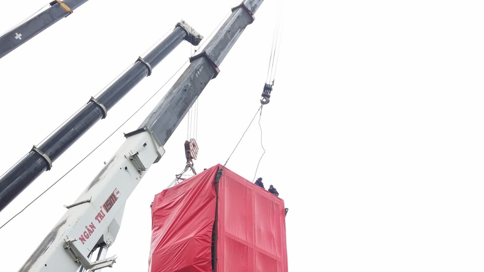 Tổ chức di dời Tượng Đức ông Hưng Nhượng Đại Vương Trần Quốc Tảng - 3 Công nhân phải trèo lên cao thực hiện các công đoạn