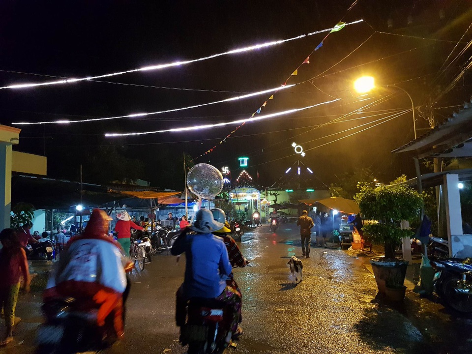 Bão số 16 suy yếu, nhịp sống Cần Giờ trở lại bình thường - 4 Mua bong bóng đèn led cho trẻ con đón lễ Giáng Sinh muộn