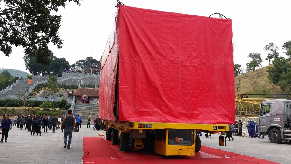 Tổ chức di dời Tượng Đức ông Hưng Nhượng Đại Vương Trần Quốc Tảng - 7 Được đặt sân chính của Đền để chờ chuyển lên vị trí mới trên đồi cao 42m.