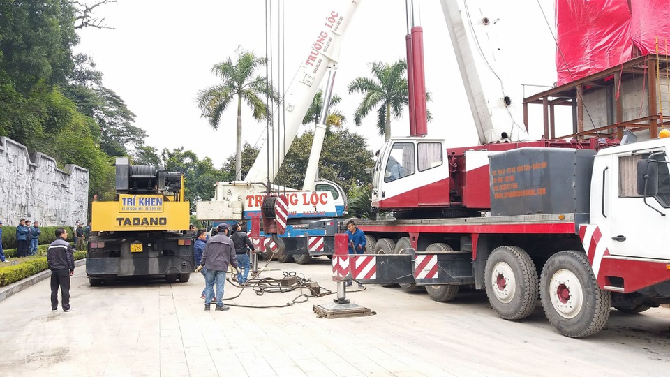 Tổ chức di dời Tượng Đức ông Hưng Nhượng Đại Vương Trần Quốc Tảng - 2 Nhiều xe cẩu trọng tải lớn được điều đến
