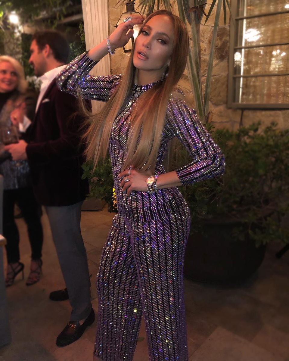 Jennifer Lopez diện quần ống rộng lạ mắt - 8
Hạnh phúc trong tình yêu khiến Jen như trẻ đẹp và gợi cảm hơn.
