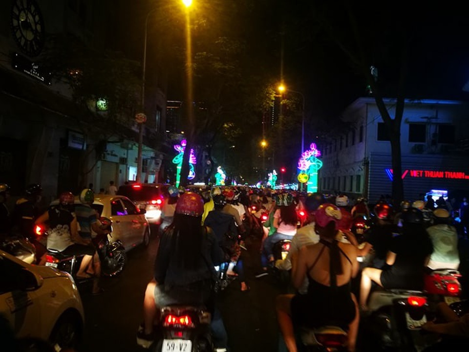 Dòng người đổ về trung tâm đón chào năm mới 2018 - 20
Dòng người đông đúc đang đổ về khu trung tâm (Ảnh Nguyễn Quang)