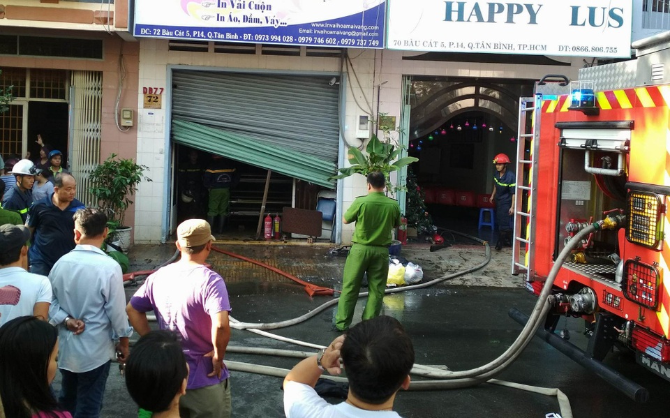 Cháy công ty in vải, 5 người chạy lên sân thượng thoát thân - 1
Lực lượng chức năng kiểm tra hiện trường