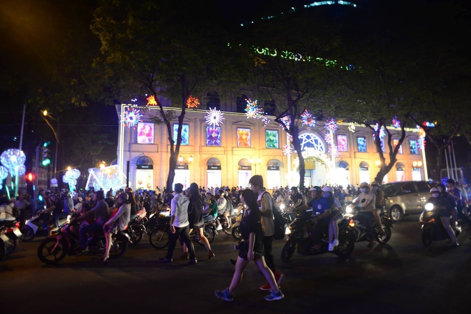 Dòng người đổ về trung tâm đón chào năm mới 2018 - 26
20h, khu trung tâm bắt đầu đông đúc và ùn ứ (Ảnh Nguyễn Quang)