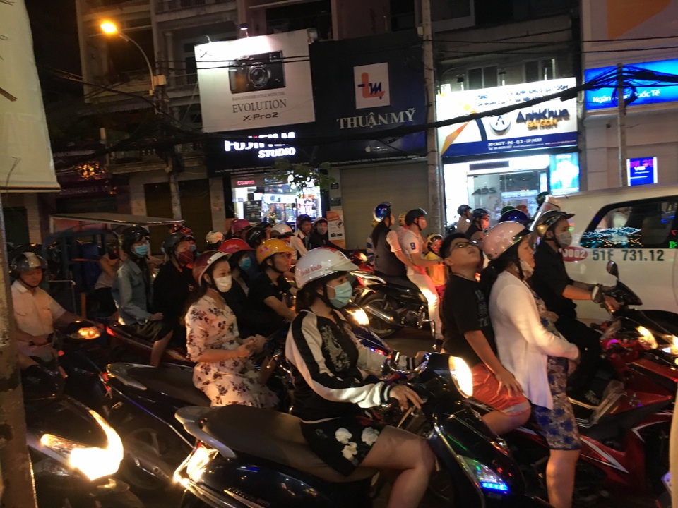 Dòng người đổ về trung tâm đón chào năm mới 2018 - 19 Dòng người đổ về trung tâm đón chào năm mới 2018 - 19
