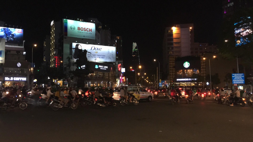 Dòng người đổ về trung tâm đón chào năm mới 2018 - 25
Dòng xe vẫn tiếp tục ùn ùn kéo về trung tâm thành phố (Ảnh: Nguyễn Quang)