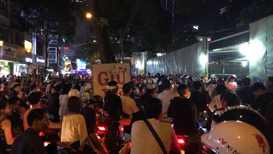 TPHCM: Các tuyến dẫn vào trung tâm đã kẹt cứng - 7 Các bãi giữ xe thì kẹt cứng (ảnh: Phạm Nguyễn)