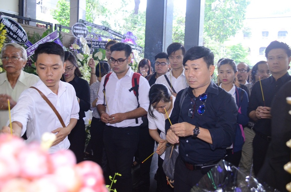 Cùng các học trò nhiều thế hệ đều dành thời gian đến thắp hương tiễn ông đi.