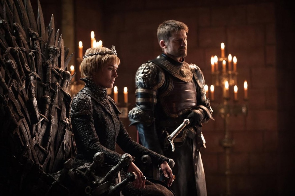 Nữ hoàng Cersei Lannister đã trở thành chủ nhân Ngai Sắt, nhìn vào biểu cảm của Jaime Lannister có thể thấy anh không mấy vui vẻ với những kế hoạch và tham vọng mà Cersei đang ấp ủ.