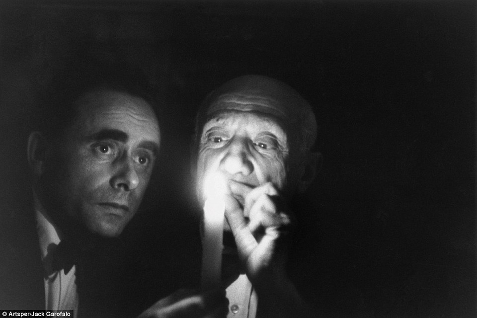 Danh họa Pablo Picasso (phải) cùng trò chuyện với đạo diễn người Pháp Henri-Georges Clouzot (trái).