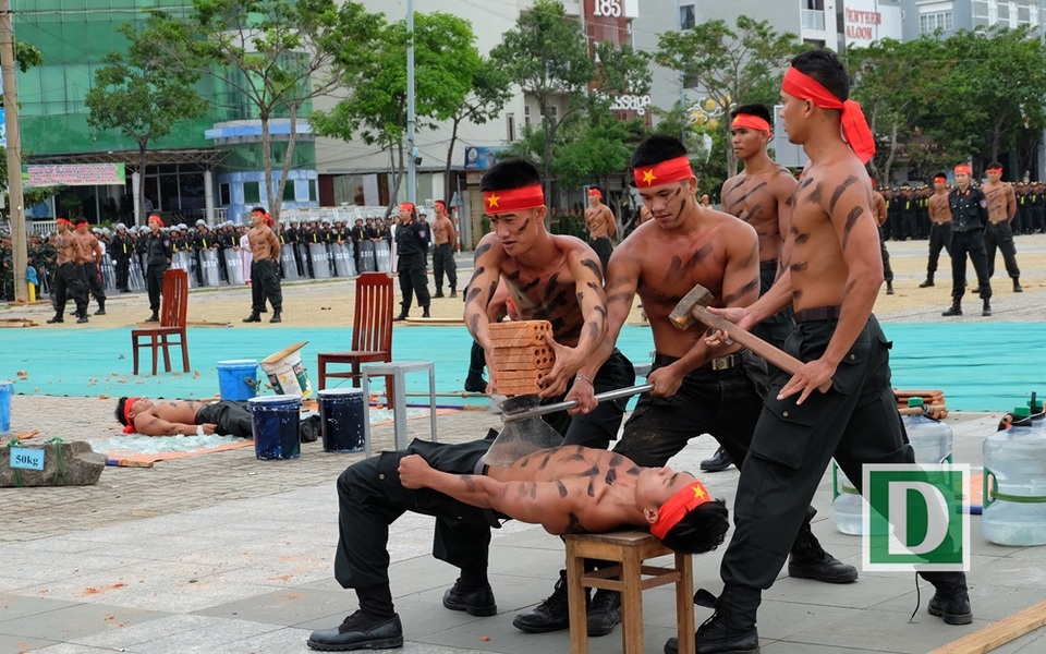 Cảnh sát đặc nhiệm diễn tập khí công, võ thuật chuẩn bị APEC - 8
Vận khí công chịu lực búa, đao đập lên người
